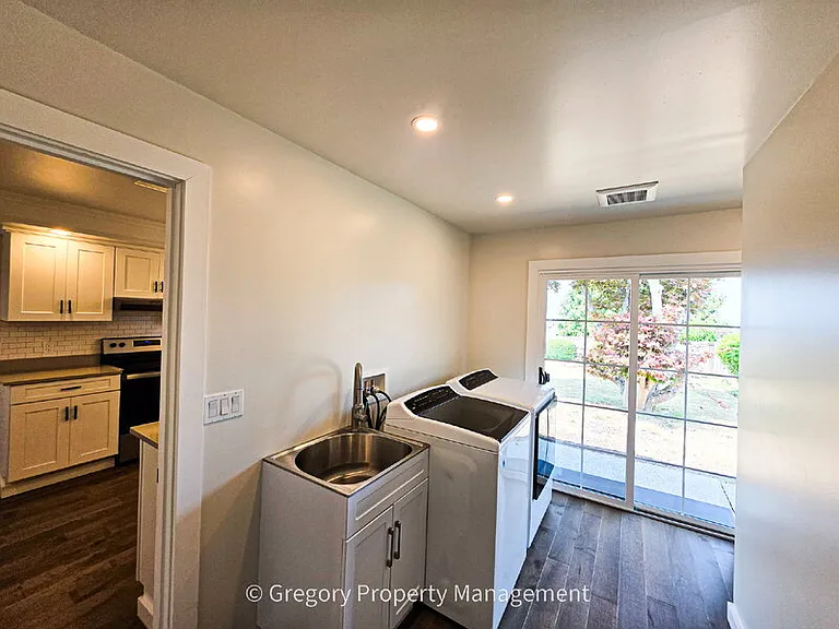 1715 Holbrook Ave — Photo 13