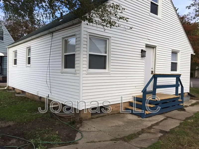 3 bed, 1.0 bath, 1170 sqft, $1,150 — Photo 2