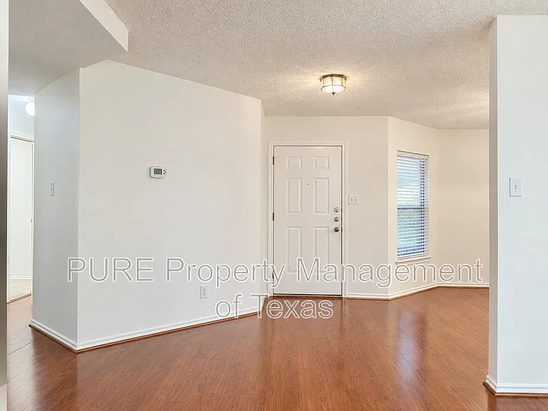 3 bed, 2.0 bath, 1908 sqft, $2,050 — Photo 2