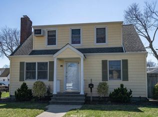 28 High Ave APT 1, Glen Cove, NY 11542