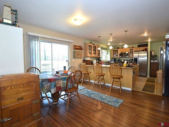 Breakfast area or dining nook.