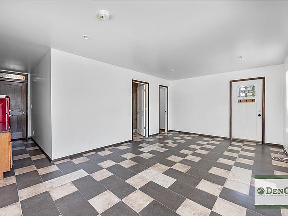 4th image of 946 S Leyden St #1