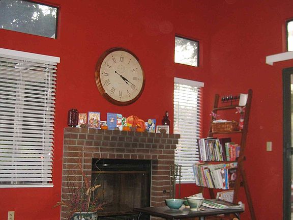 Cozy family room w/fireplace