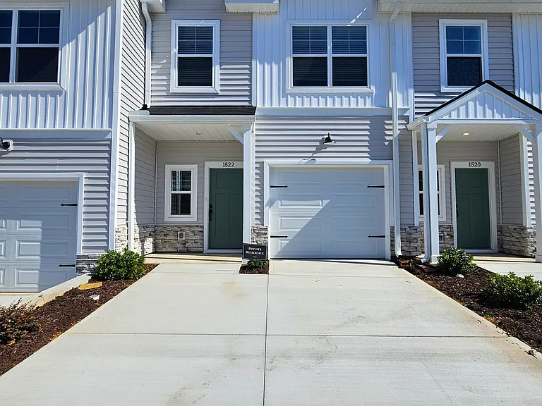 1522 Yellowwood Ct — Photo 1