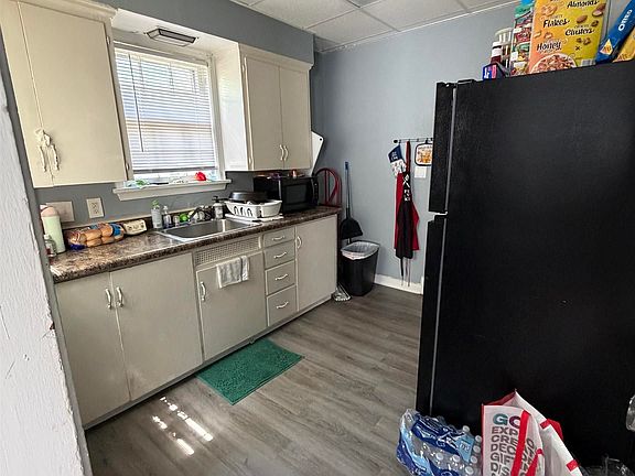 5th image of 810 E 3rd St