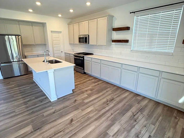 1046 Elmwood Ln — Photo 8