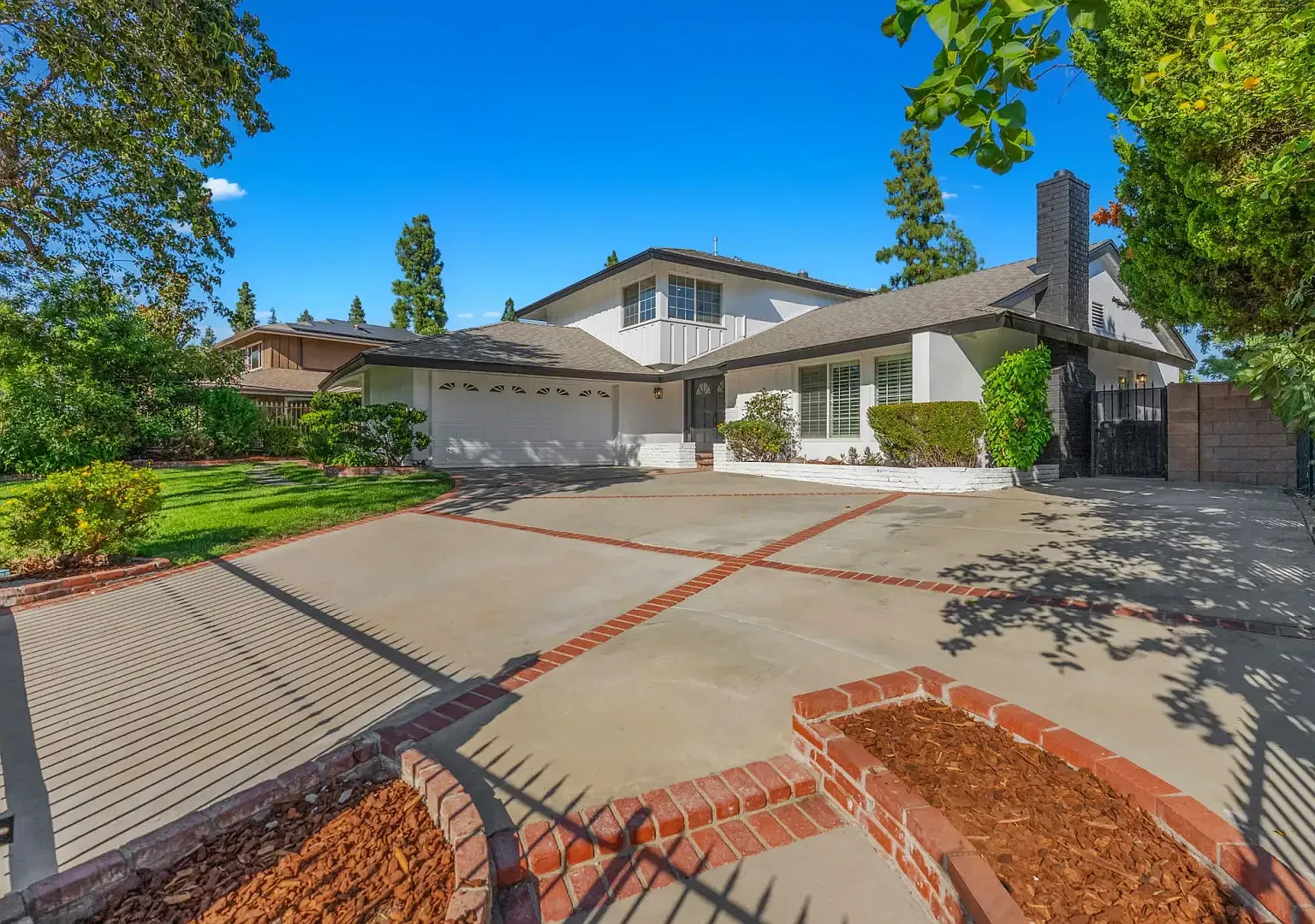 Beautifully reimagined residence in one of Porter Ranch's most desirable and established neighbor... — Photo 3