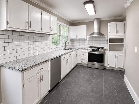 4th image of 4605 Mountain Crest Dr