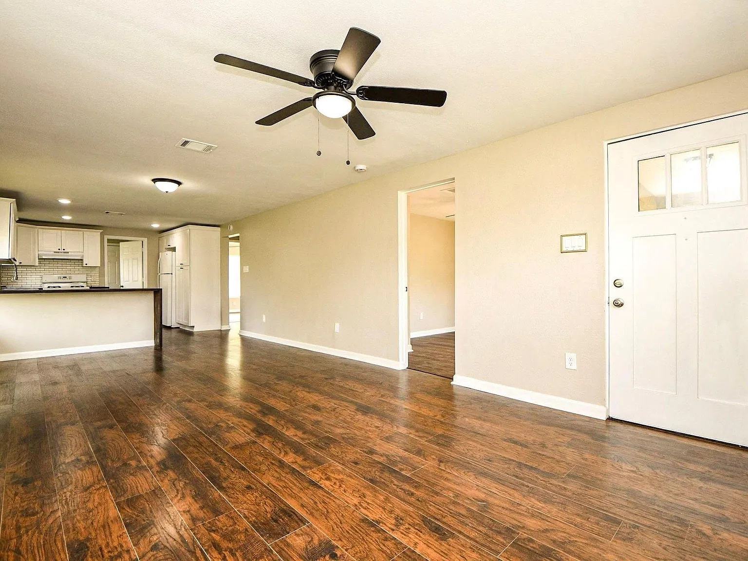 3 bed, 1.5 bath, 990 sqft, $1,300 — Photo 4