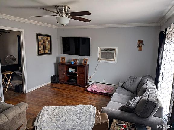 4th image of 812 Raymond St
