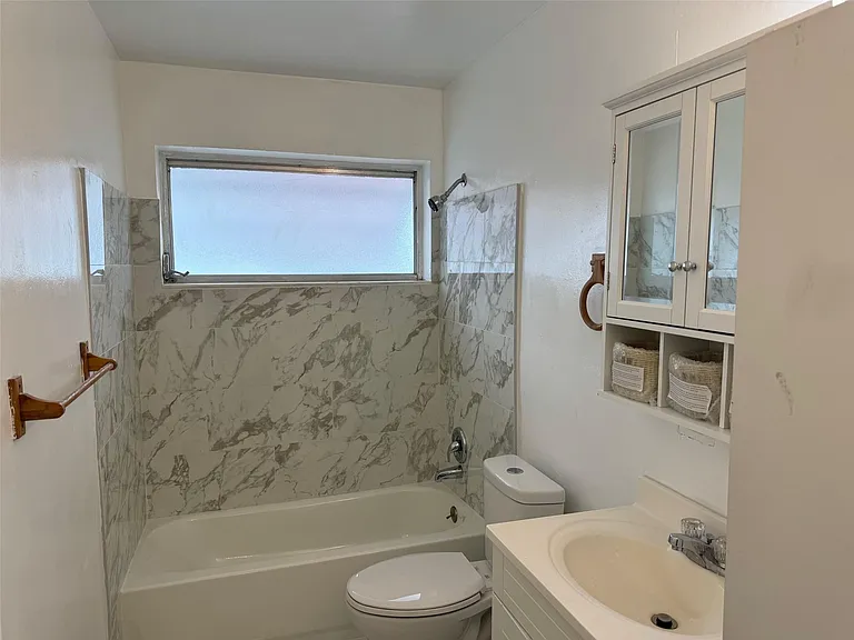 4564 NW 16th Ave — Photo 4