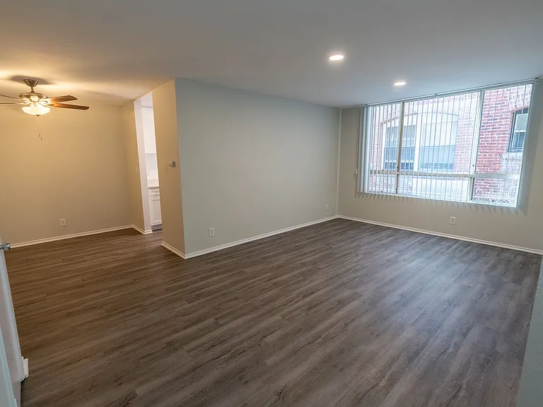 314 South Manhattan Place — Photo 8