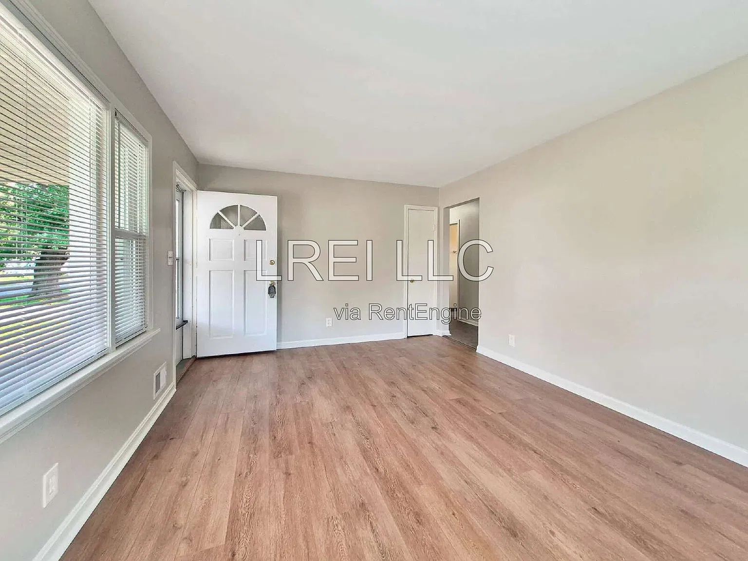 4 bed, 1.0 bath, 1026 sqft, $1,575 — Photo 2