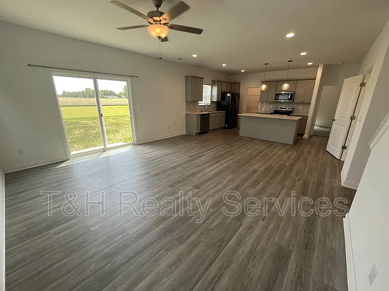 7073 Fowler Dr — Photo 2