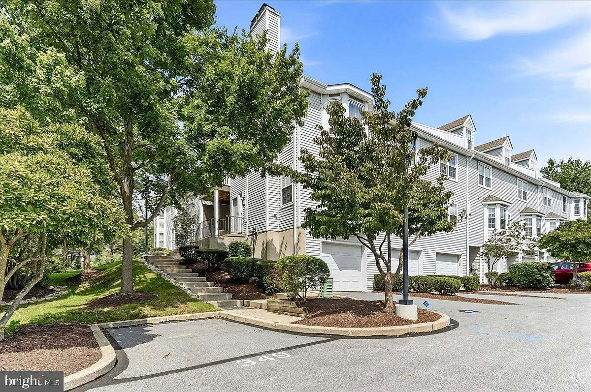 2 bed, 2.0 bath, 1584 sqft, $2,200 — Photo 2