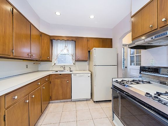 5th image of 21 Surrey Ln