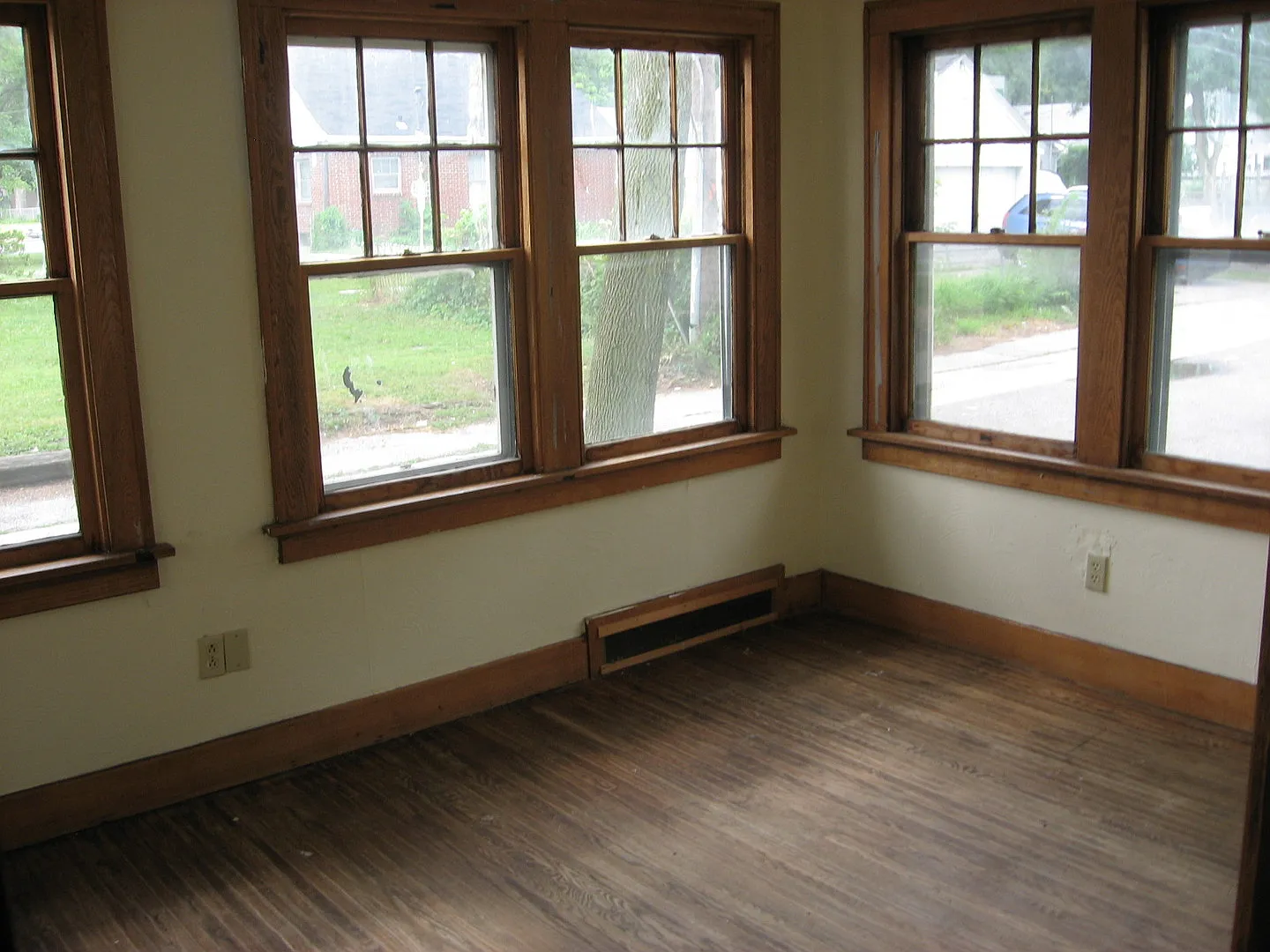 Spacious 3 Bedroom @ 419 E Pettit Ave — Photo 3