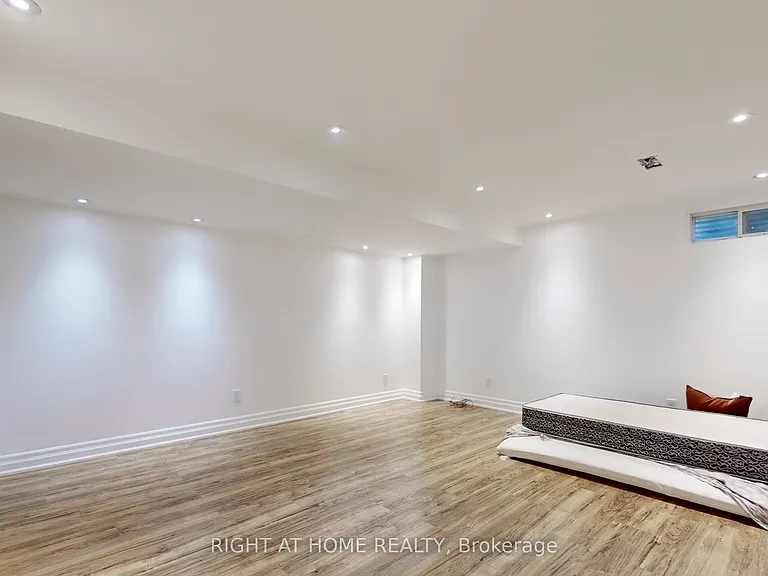 31 Lady Evelyn Cres — Photo 45