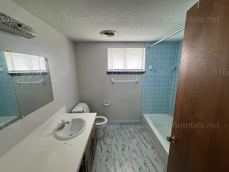 708 Cottonwood Ln — Photo 3