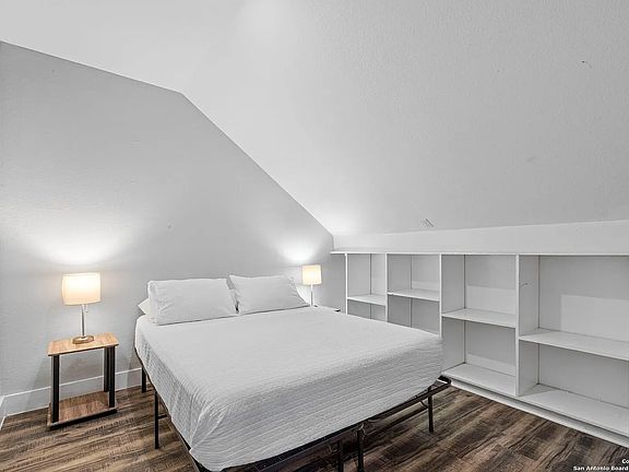 4th image of 402 E Dewey Pl #102