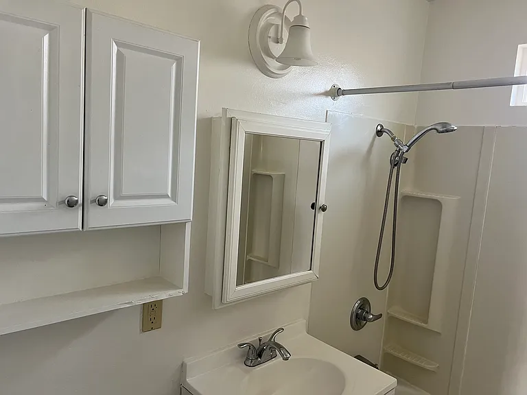 147 N Victoria Ave — Photo 17