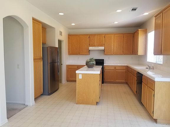 5th image of 26134 Pine St