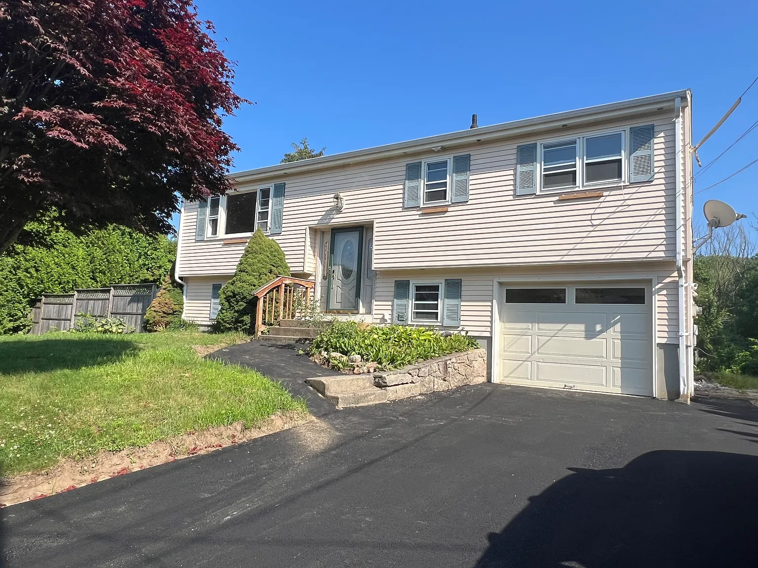 3 bed, 1.5 bath, 1692 sqft, $3,200 — Photo 1