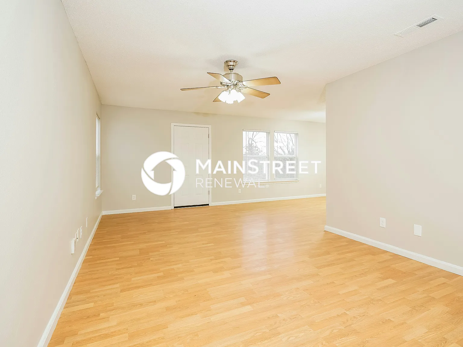 1146 Freemont Ln — Photo 2