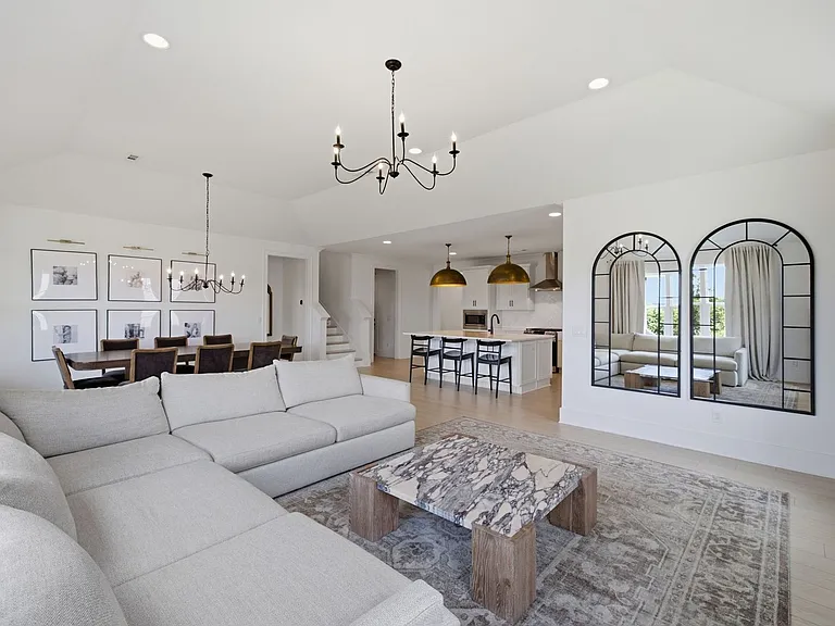 7628 Delancey Dr — Photo 2