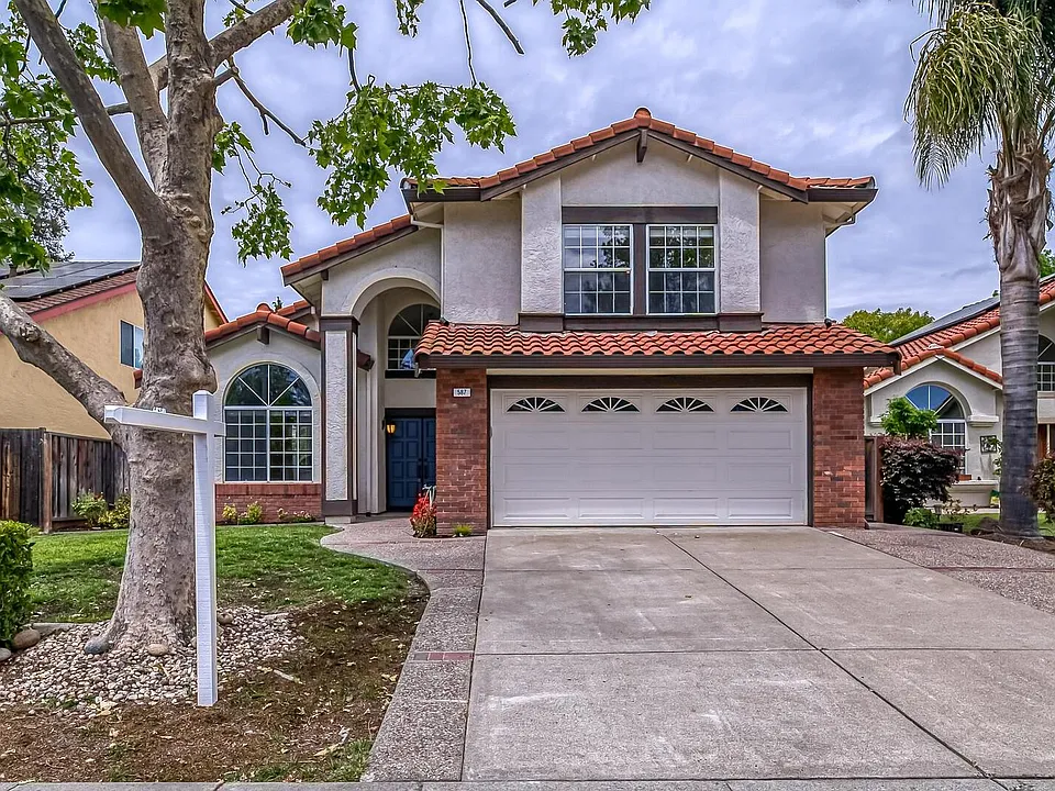 587 Fallen Leaf Cir