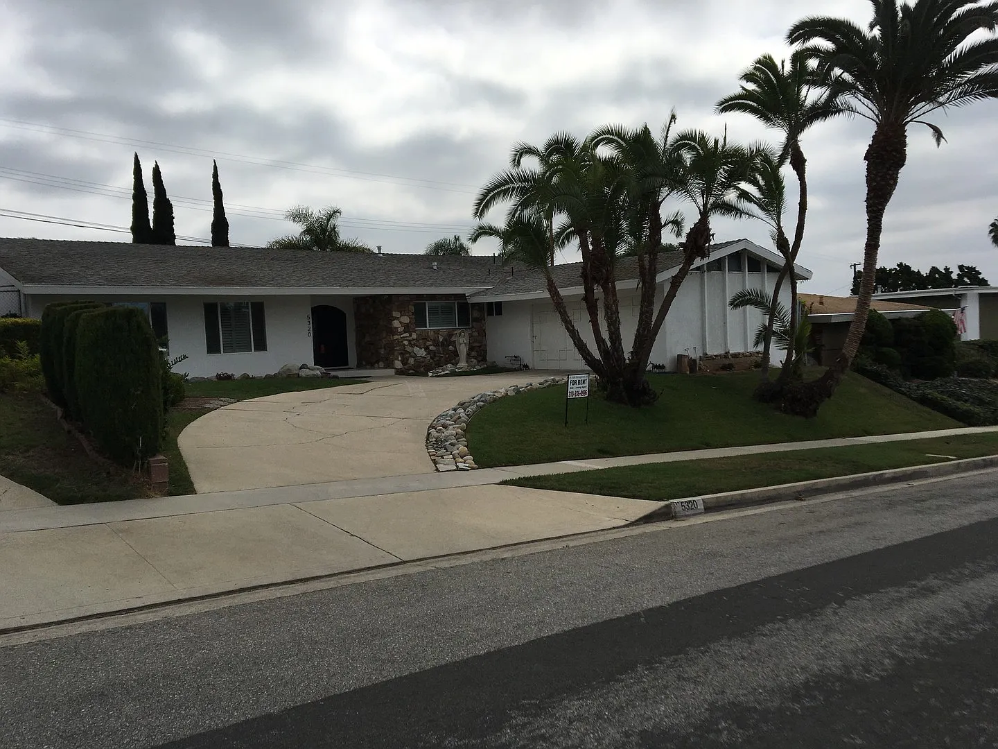 Spacious Four Bedroom Home In Ladera Heights — Photo 1