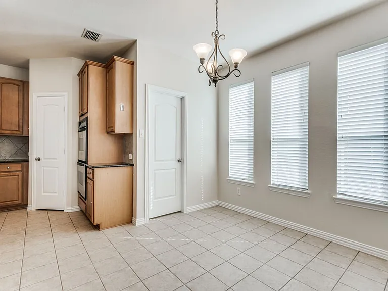 1901 Templegate Dr — Photo 8