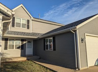 8746 S Knollhaven Dr, Oak Creek, WI 53154
