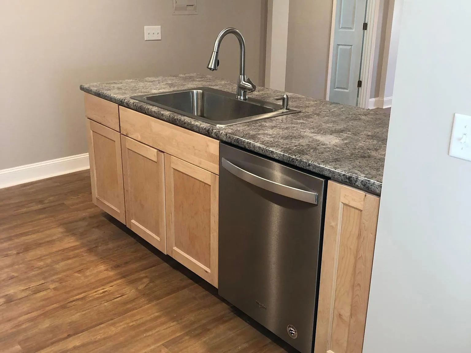 3 bed, 851 sqft, $2,300 — Photo 2