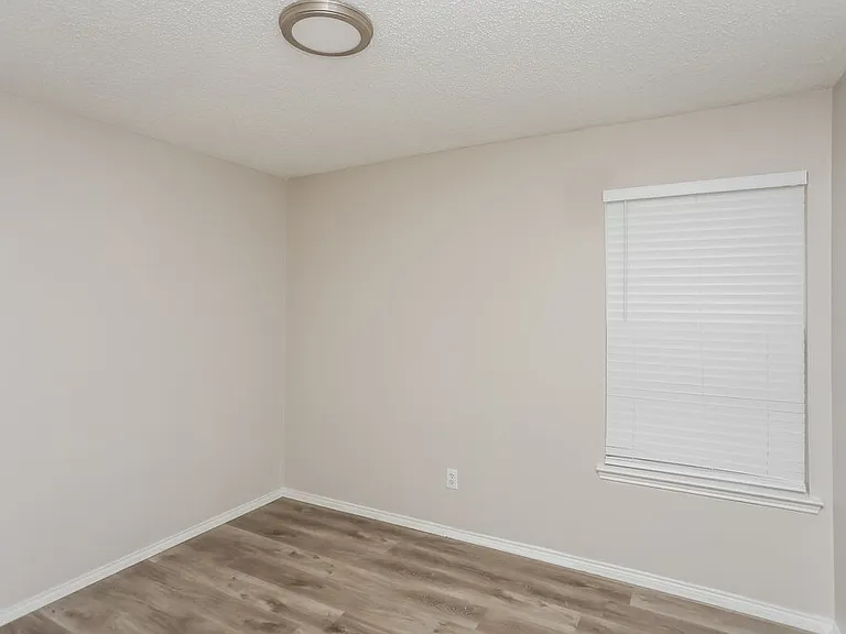 1203 Hampton Dr — Photo 13