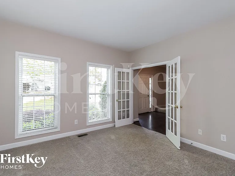 729 Tall Oaks Dr — Photo 2