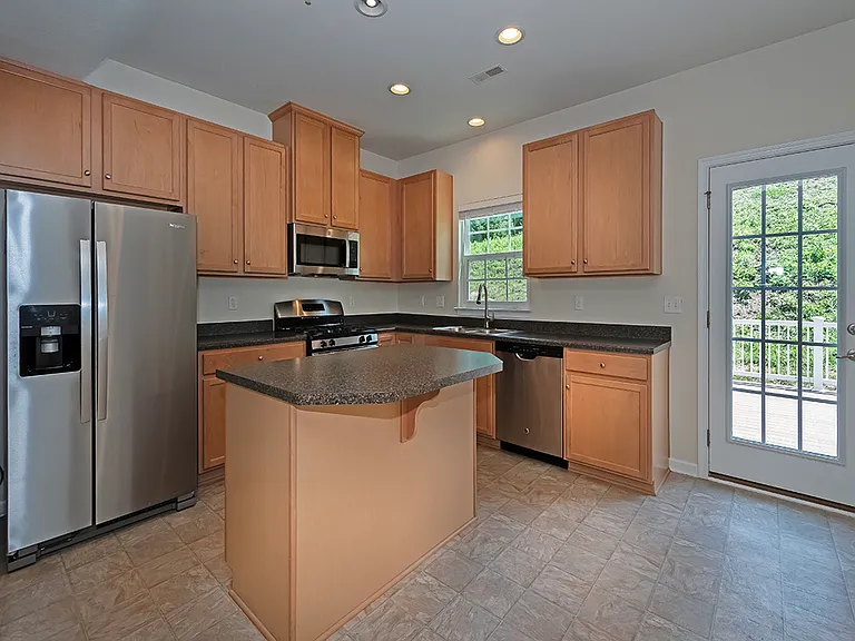627 Edison Dr — Photo 2
