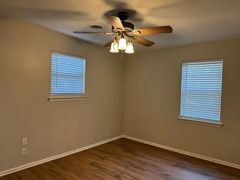 409 E Lilly Ln — Photo 5