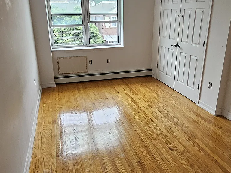 25-44 Crescent St #3A — Photo 4