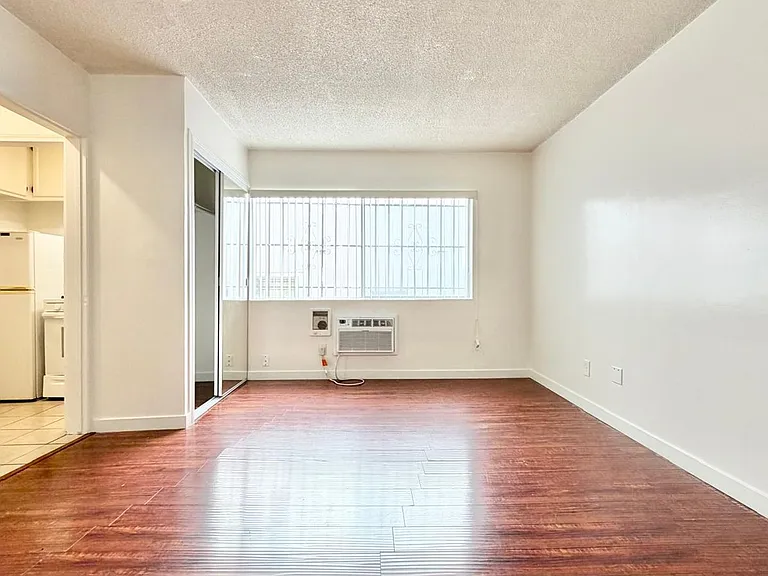 917 S Kenmore Ave — Photo 1