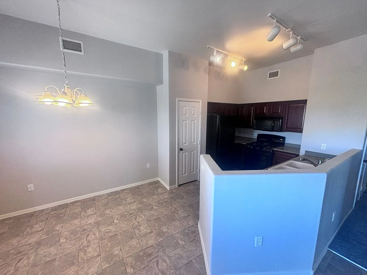 2 Bed + Den/ 2 Bath 2nd floor condo in Gated Community — Photo 3
