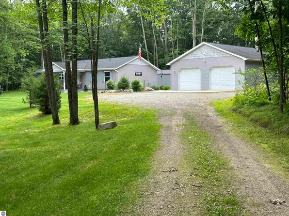 5778 Maple Dr, Farwell, MI 48622