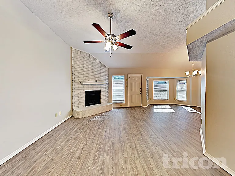 2851 Linden Ln — Photo 3
