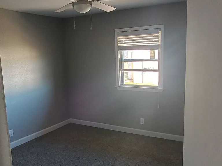 Crossroads Villa Apartments — Photo 40