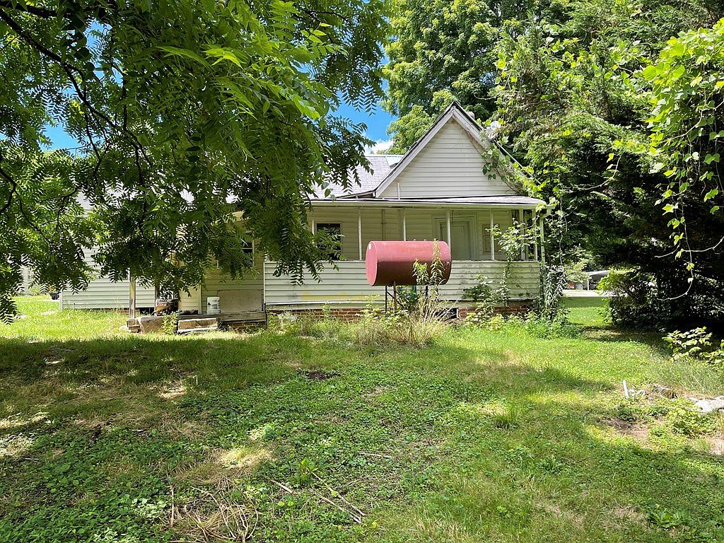 c. 1930 Fixer Upper For Sale in Murphy, NC Under 85K Old Houses