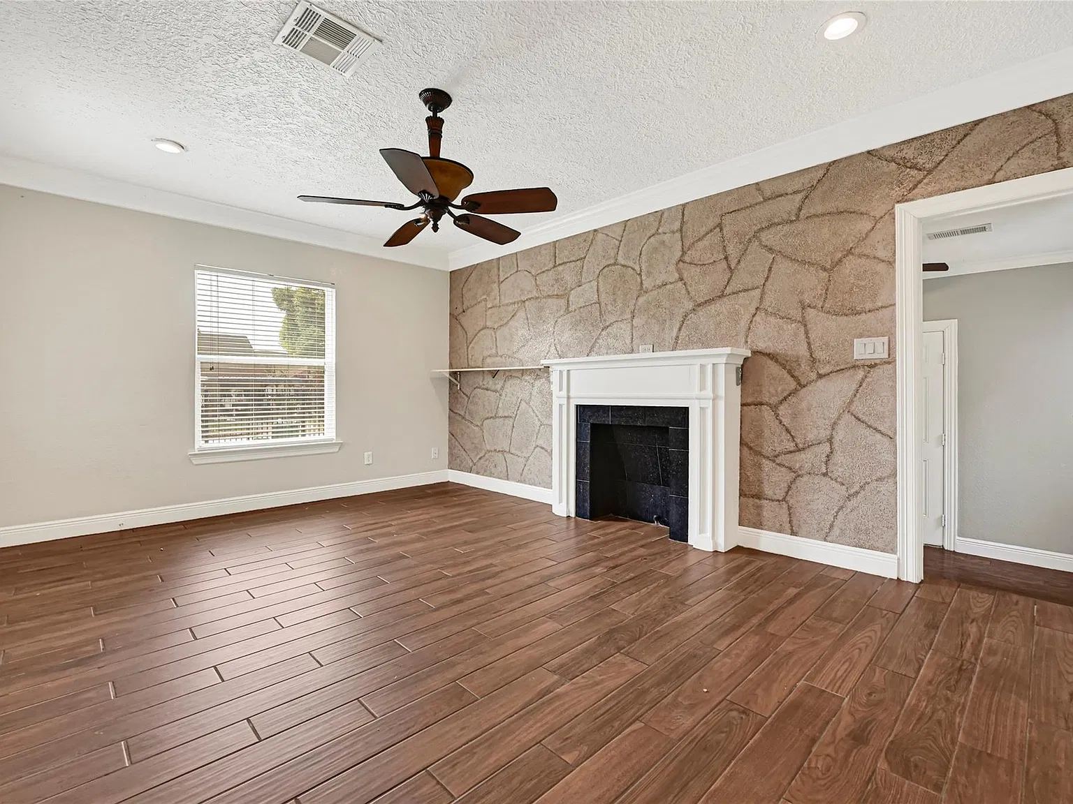 3 bed, 2.0 bath, 1703 sqft, $2,000 — Photo 2