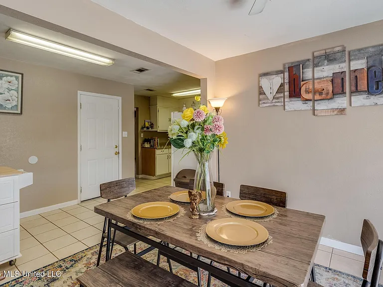 1102 Tucker Ave — Photo 5