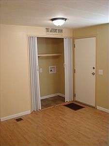 5th image of 913 Empire Dr