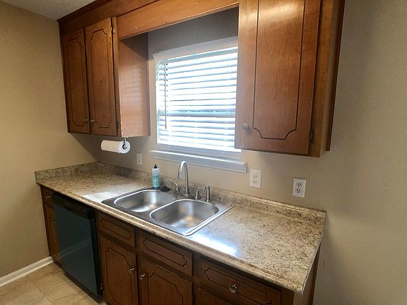 3rd image of 2406 Creekwood Dr