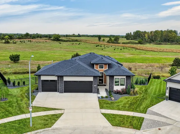 8240 Mahon Ct, Johnston, IA 50131